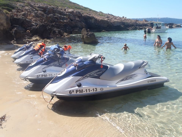 nuestras motos de agua aparcadas